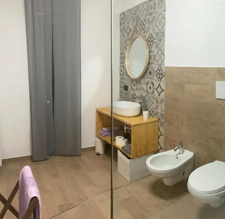 Wanderlust House Hotel Bari 0*,